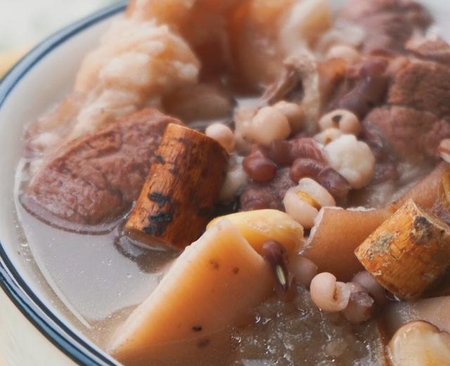 广东老火靓汤，五指毛桃莲藕猪脚汤，浓浓的椰香，好喝还祛湿的做法
