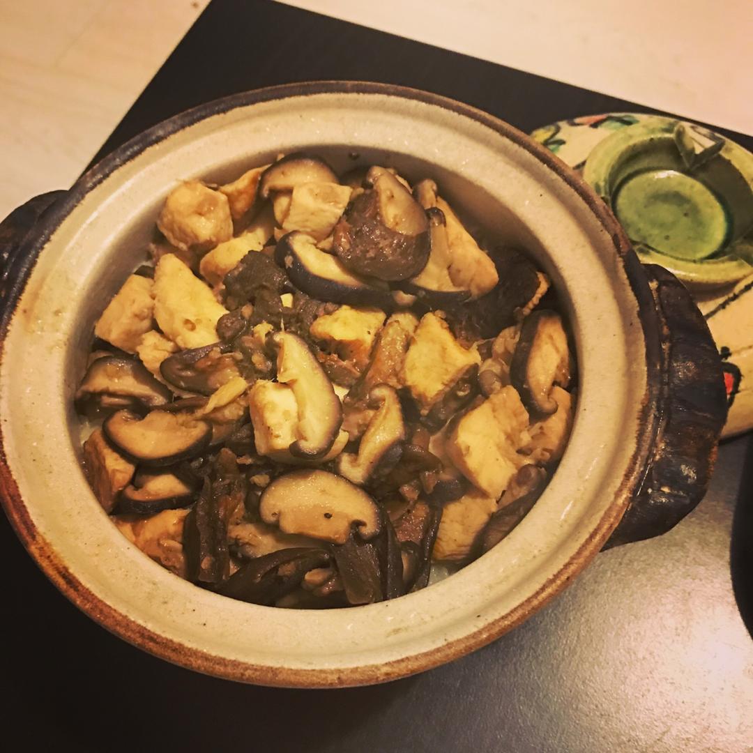 菌菇滑鸡煲仔饭+米布丁