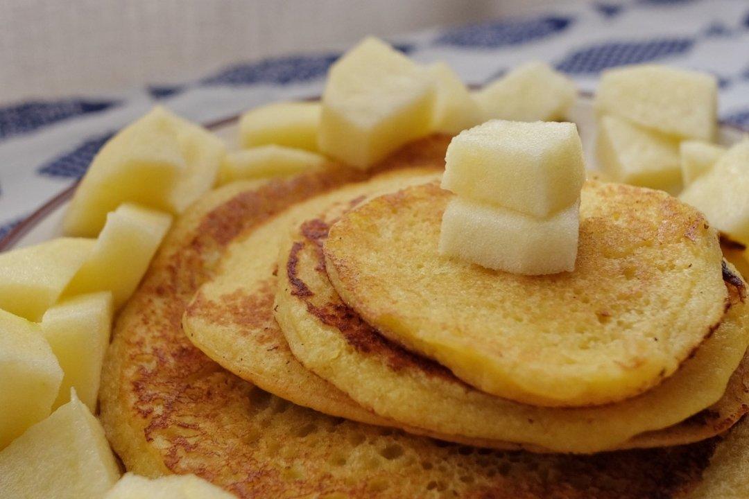 筛骨迷路做的苹果鸡蛋饼