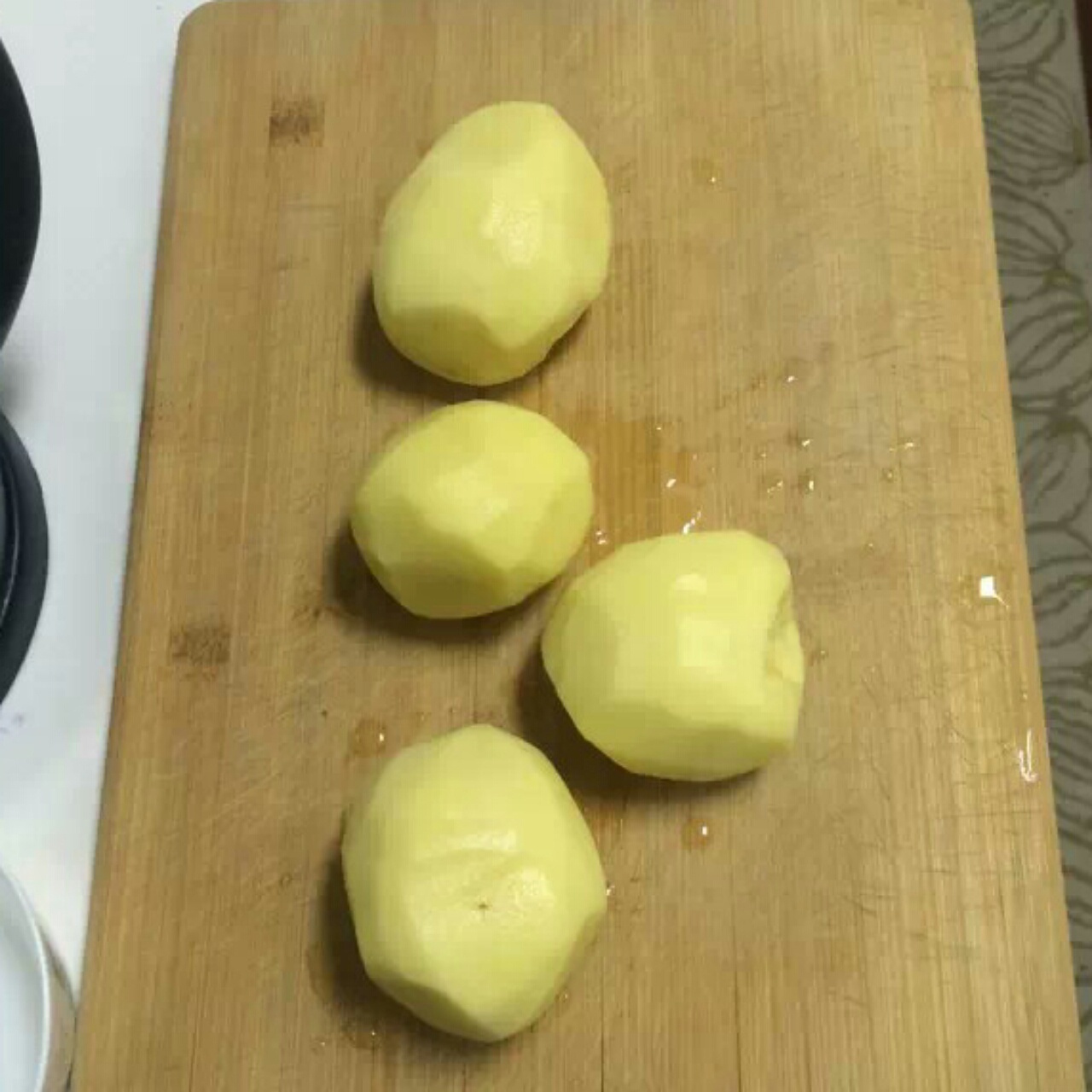 红烧土豆配鲍鱼的做法 步骤1