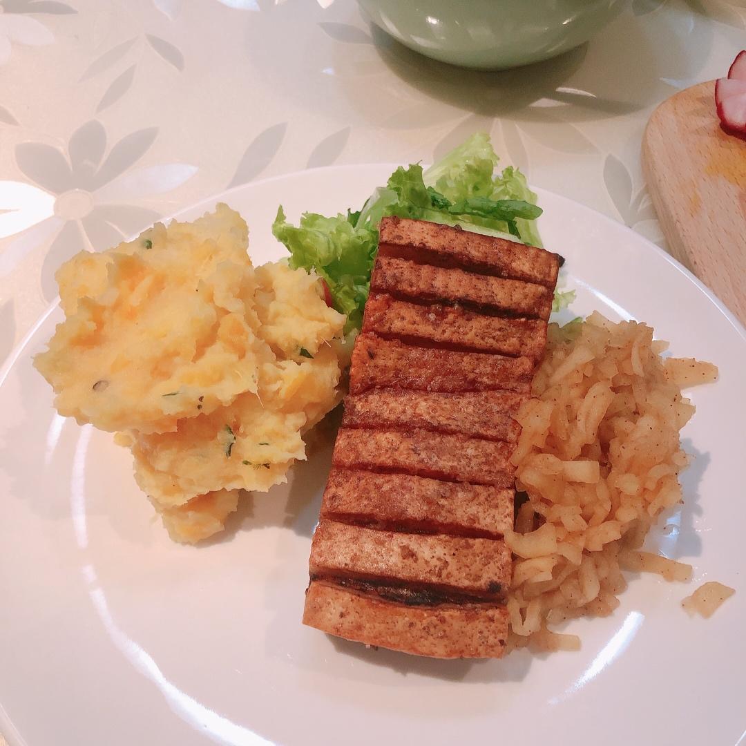 脆皮五花肉配肉桂苹果酱