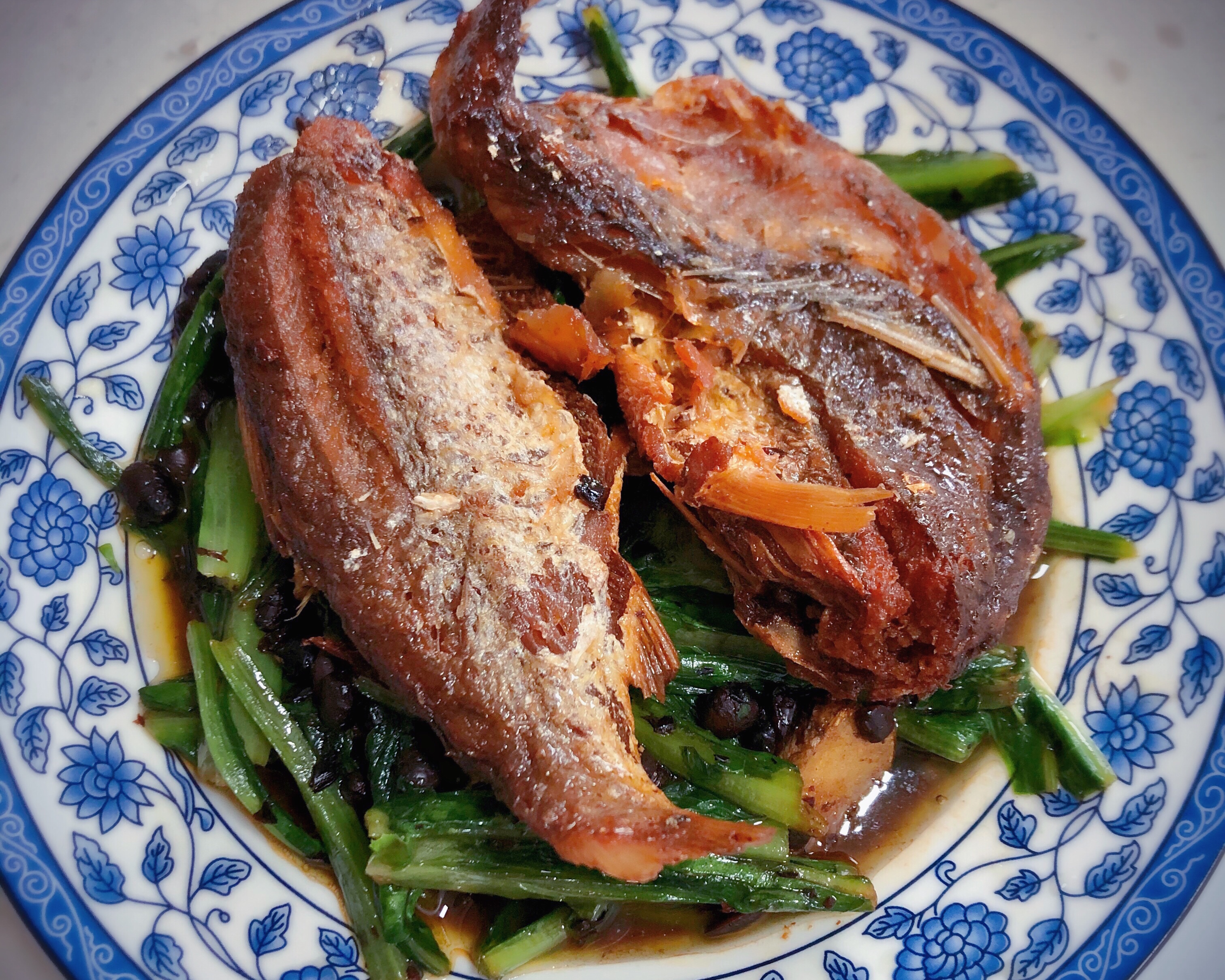 快手菜——整条鱼的豆豉鲮鱼油麦菜的做法