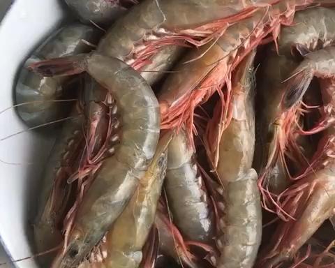 新鲜美味的白灼大条带膏金钩虾的做法