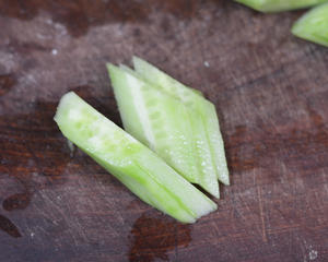 黄瓜炒肉片-口感滑嫩的日常炒菜的做法 步骤2