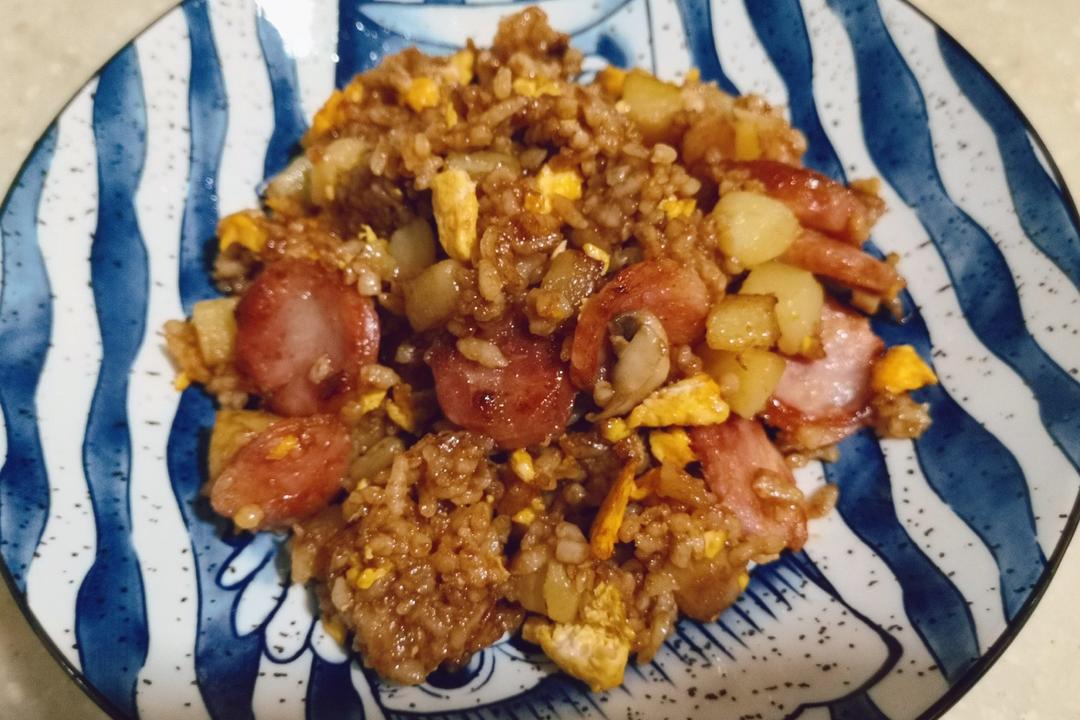 邻居抢着来我家吃土豆香肠炒饭，原来这么香！