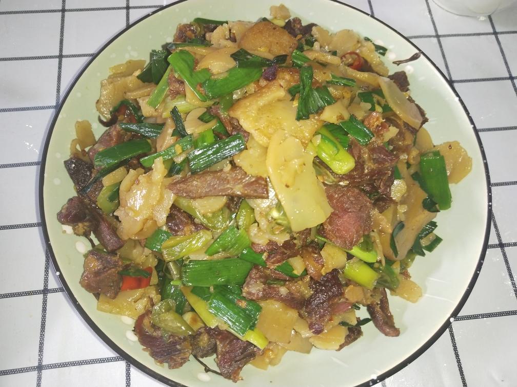 腊肉蒜苗炒米豆腐的做法