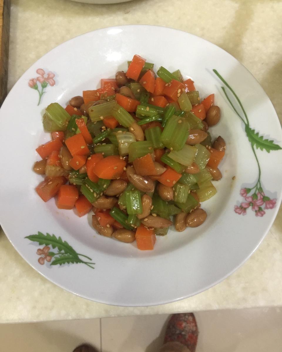 凉拌芹菜花生米胡萝卜