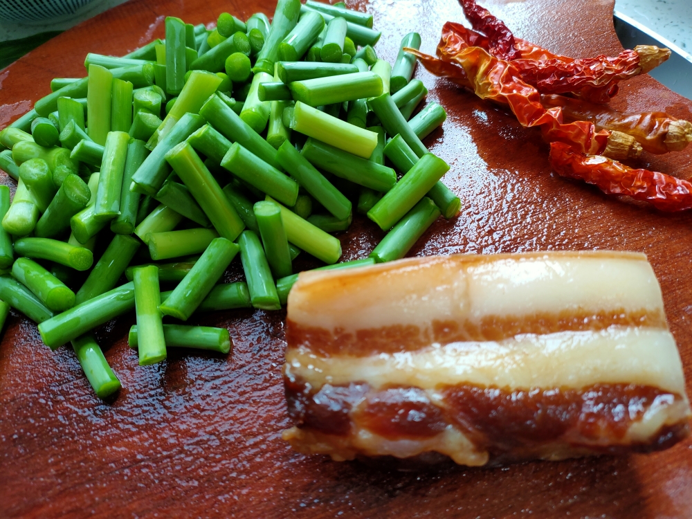 超级下饭的一道菜蒜苔炒风干腊肉的做法 步骤1