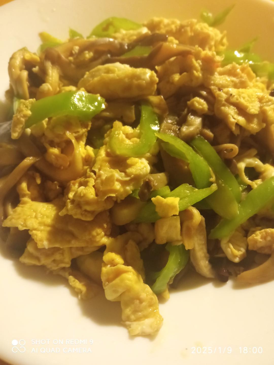 平菇青椒炒鸡蛋 好吃又营养的超快手家常菜