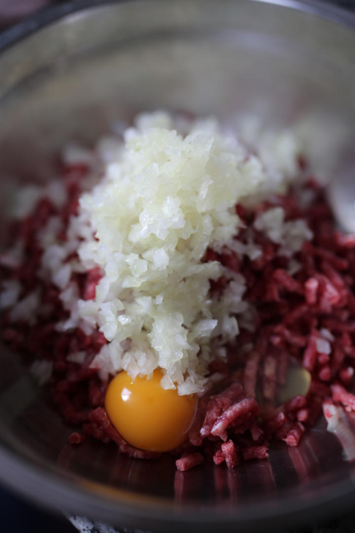 正宗的麦当劳双吉牛肉汉堡