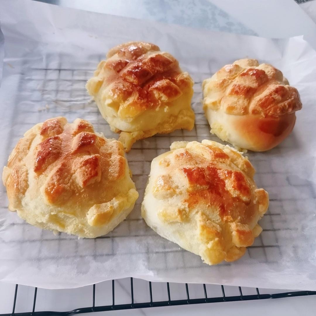 好吃到炸裂的港式菠萝包（附带制作酥皮的小视频）