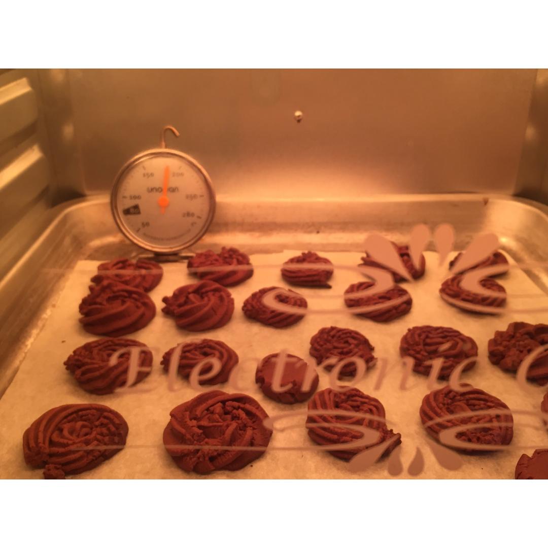 挤花毫无压力的巧克力曲奇