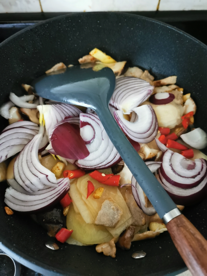 春天的香菇土豆肉片的做法 步骤7