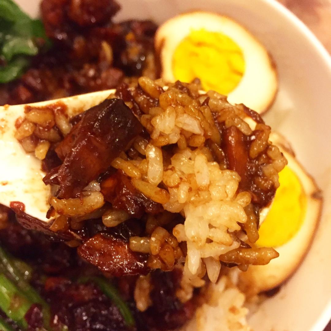 美丽且无用做的洋葱酥卤肉饭