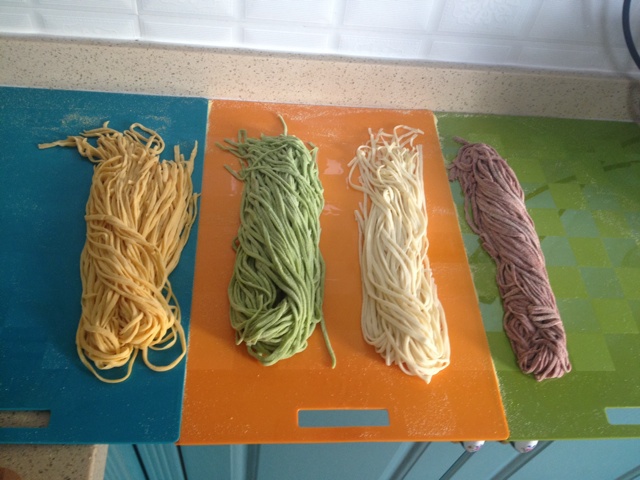 自制纯天然蔬菜汁彩色面条