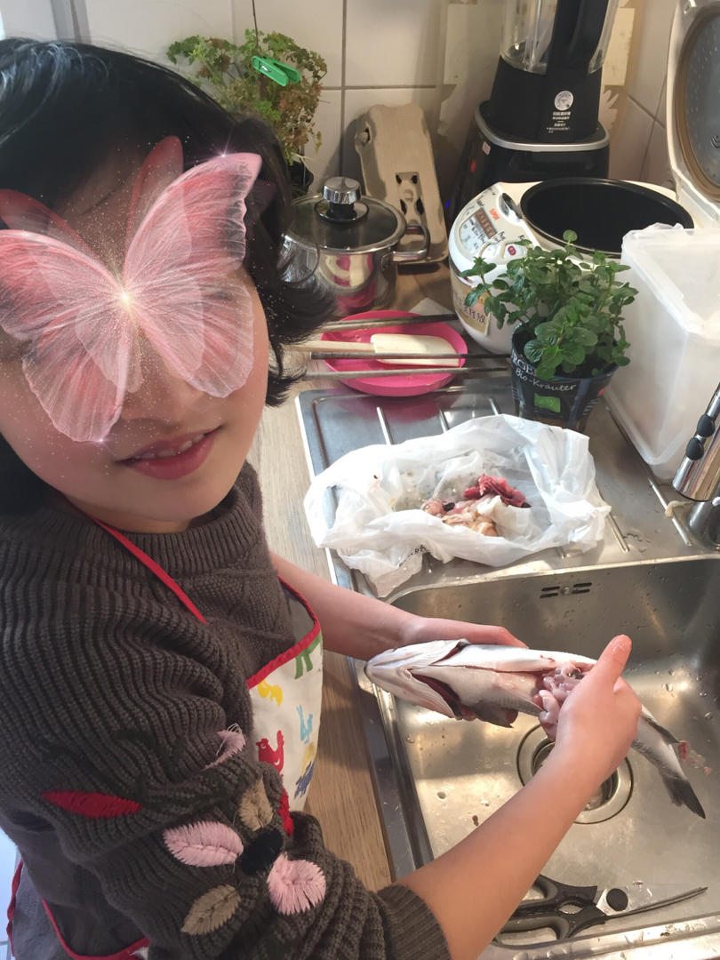 和女儿们一起烧菜