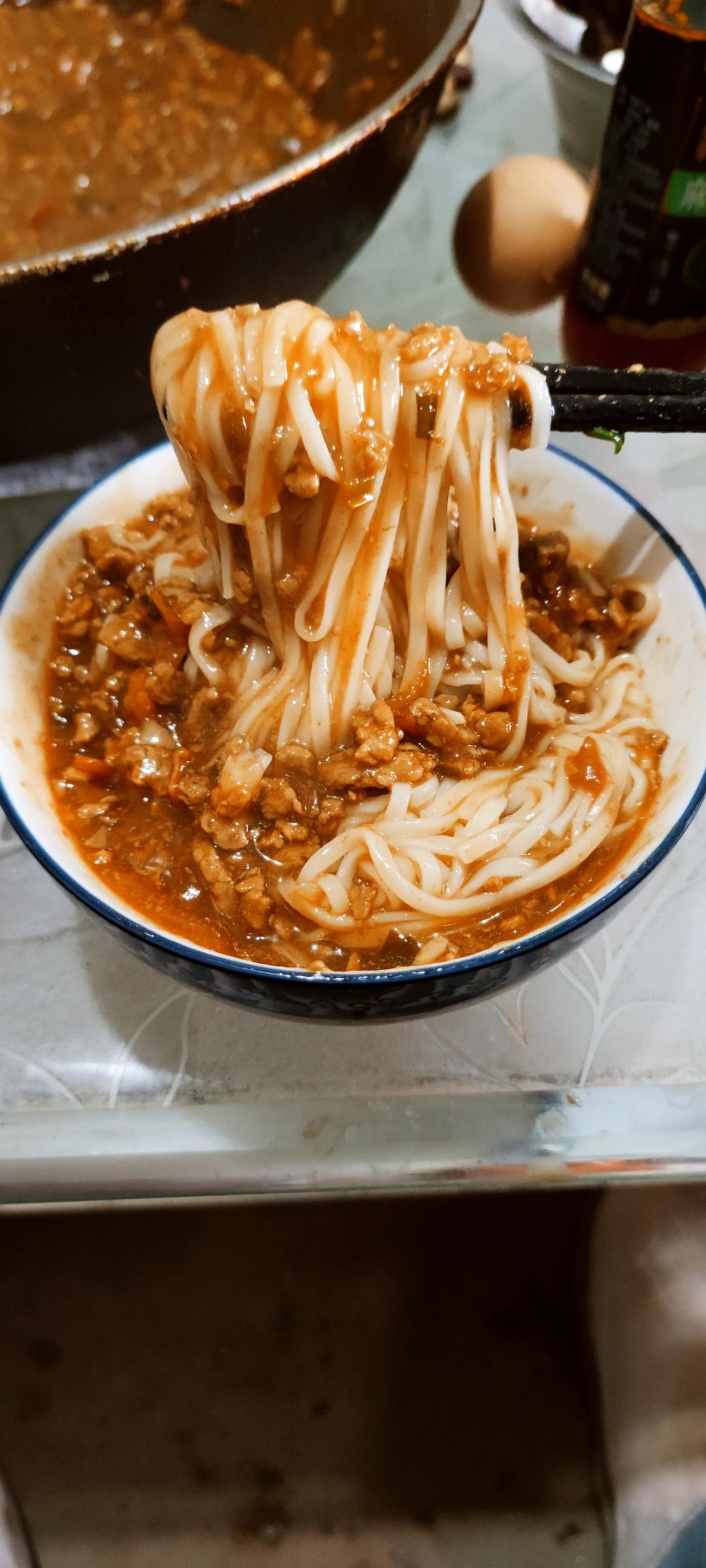 一碗根本不够的番茄肉酱面