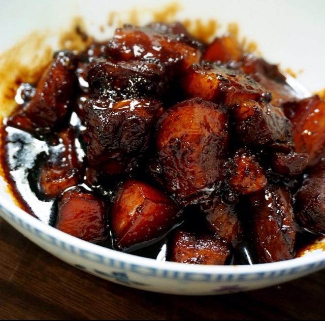 吃着碗里望着锅里的红烧肉