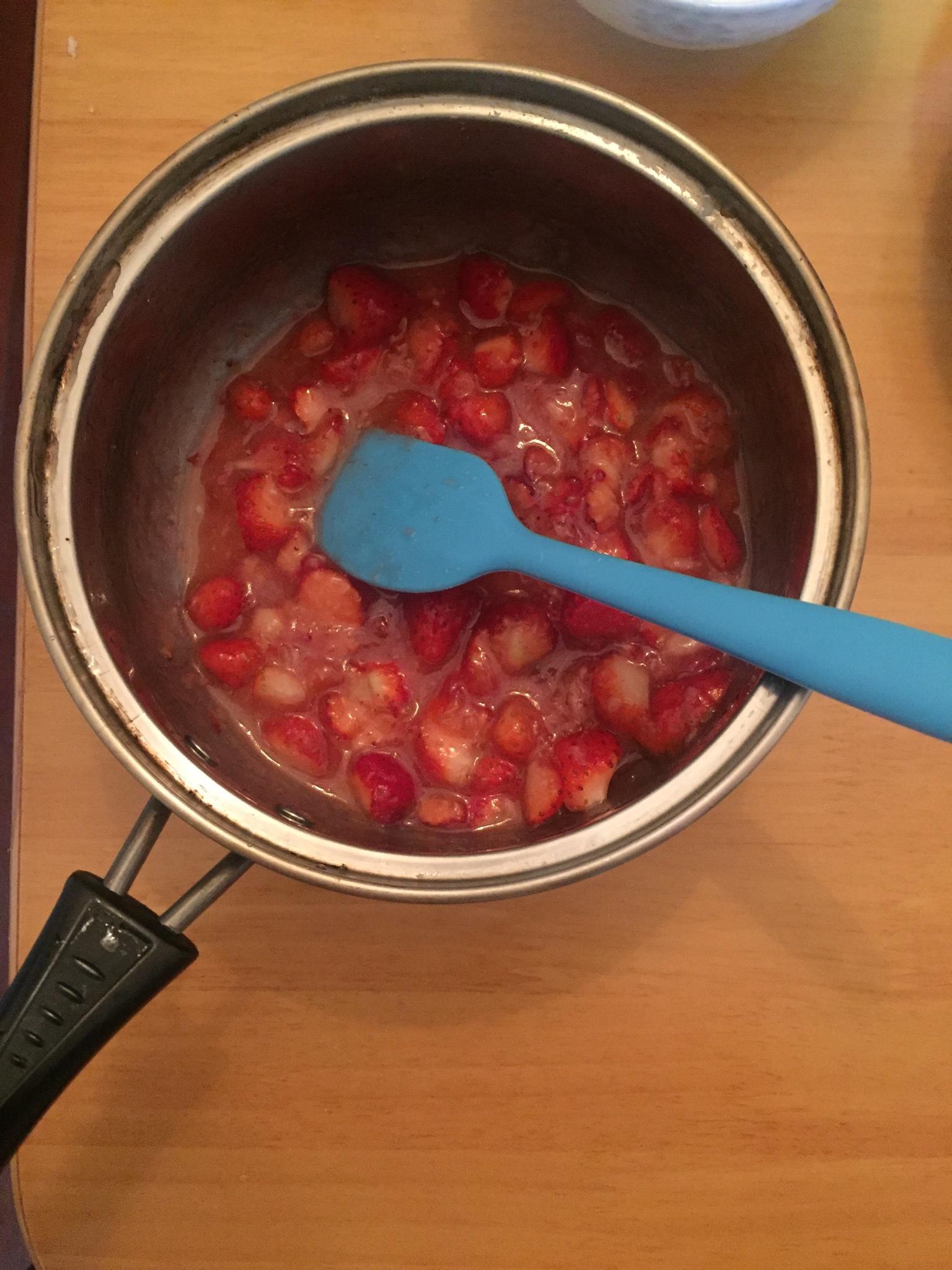 如何充分利用被压坏的草莓（快手草莓果酱及草莓果奶）的做法 步骤3