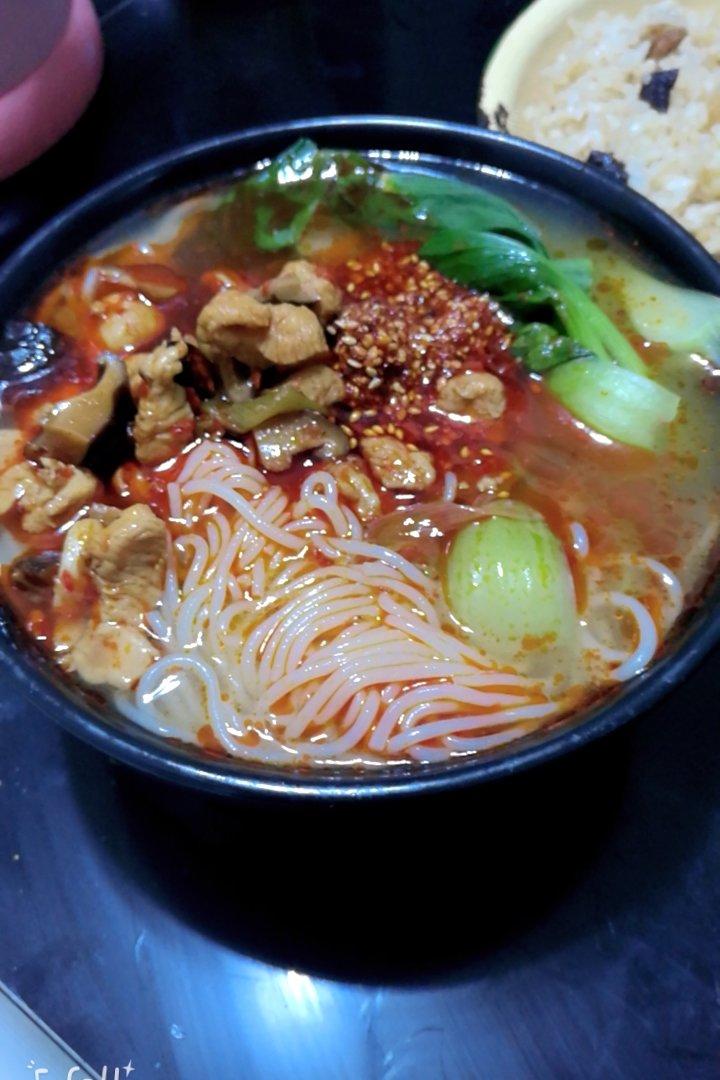 寒以-以寒做的香菇鸡丁米线