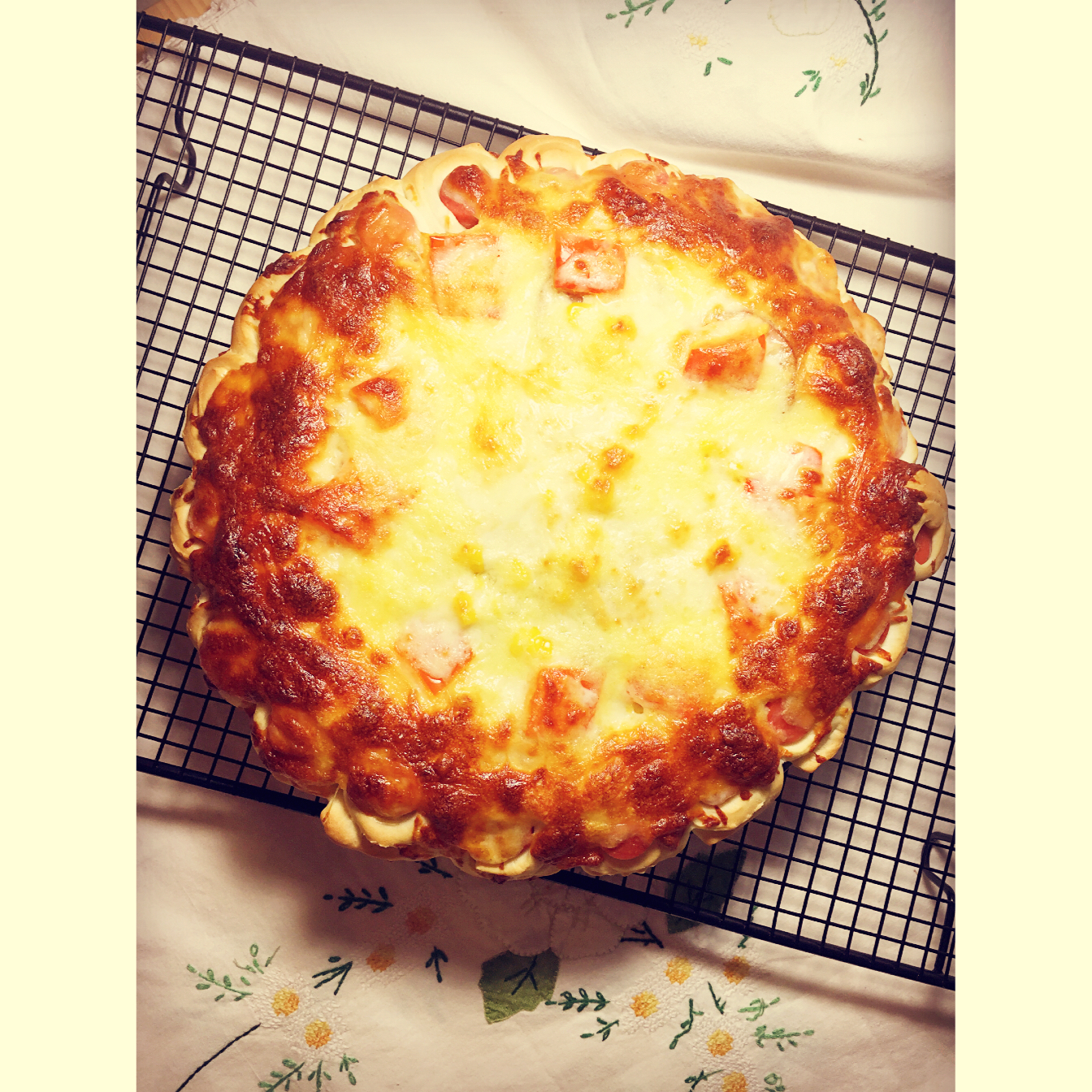 萨米肠蘑菇花边披萨