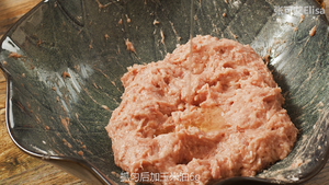 怎样才能做出鲜嫩多汁的肉馅【蟹柳紫菜卷】的做法 步骤6