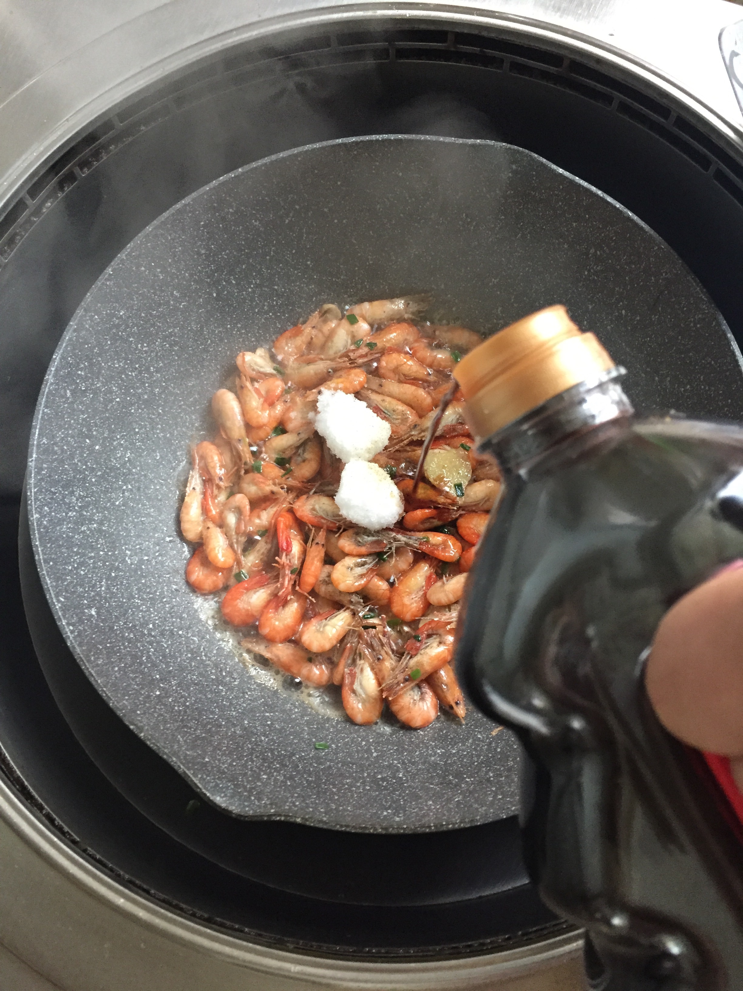 传统油爆虾的做法 步骤2