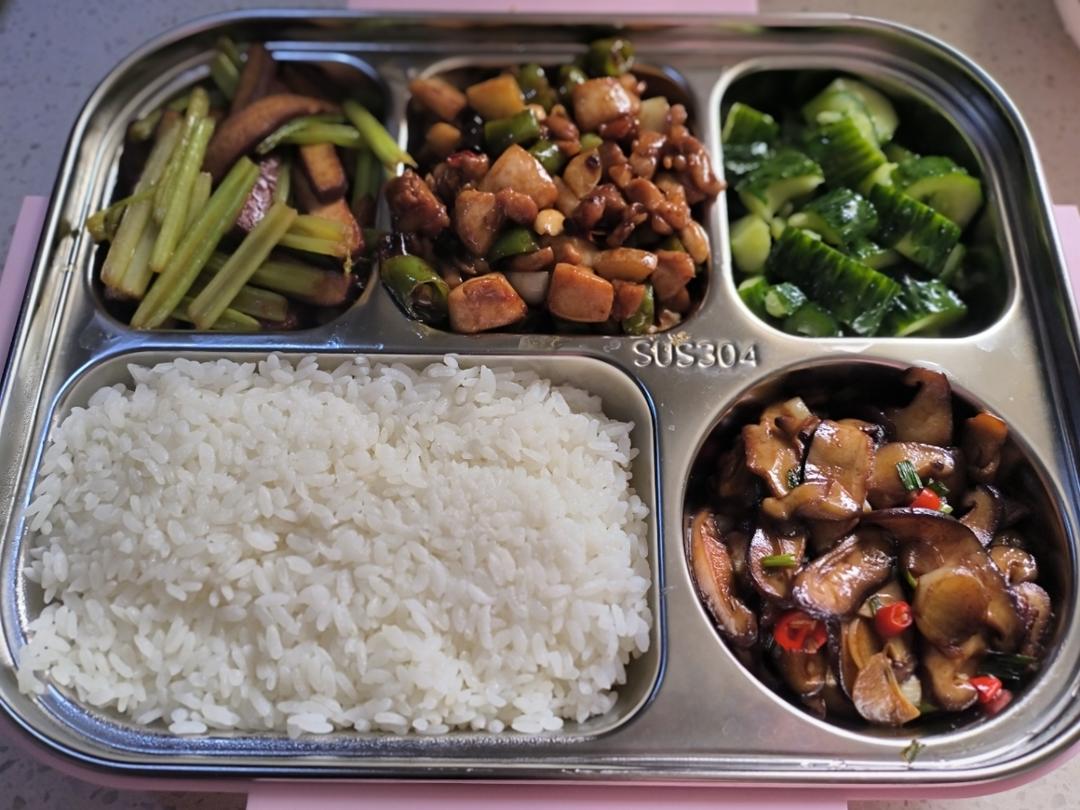 分享一个香菇好吃的做法，不用烧鸡不用炖汤，简单炒一炒，真香