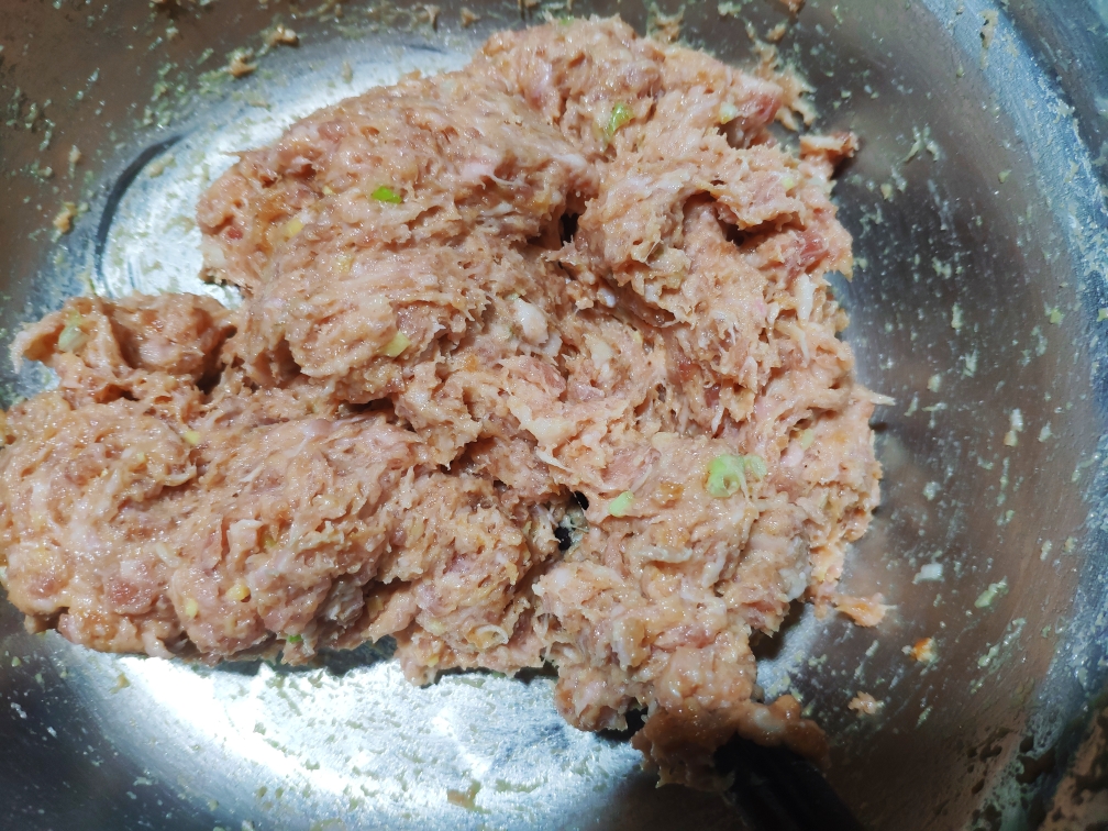 纯手工制作猪肉丸子（自己做吃的放心安全）的做法 步骤4