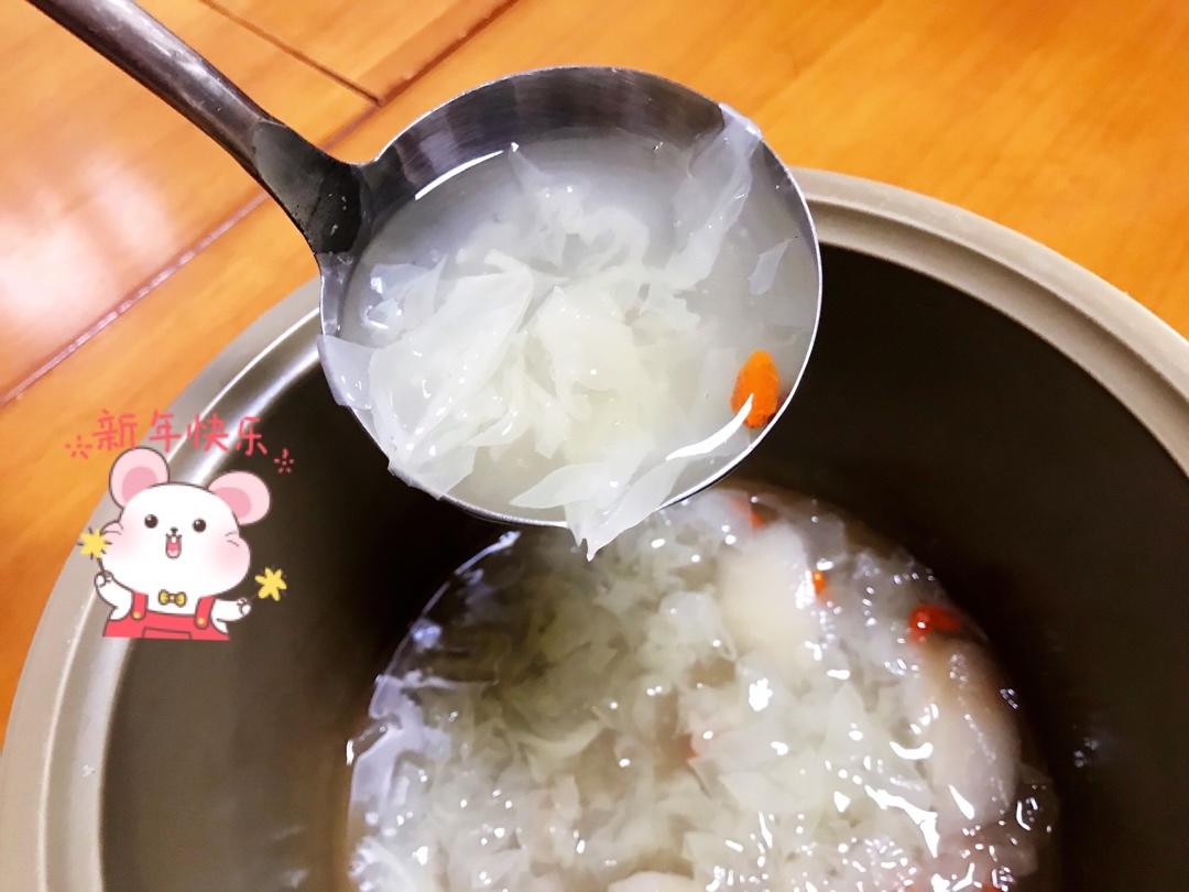银耳出胶有诀窍，只需记住这两步，人人都能做出来味道正宗，口感到位的银耳羹
