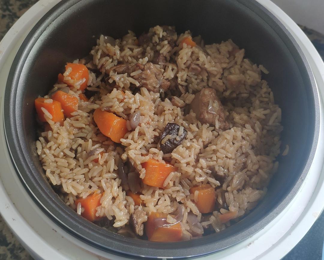 【排骨焖饭】