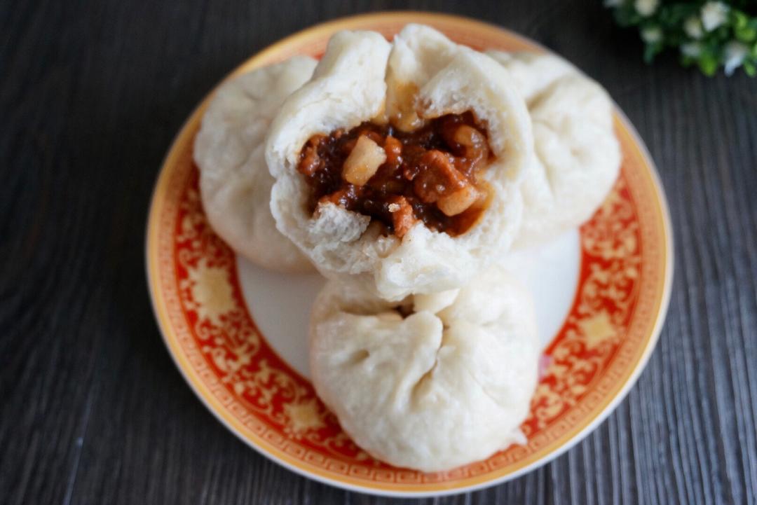 云朵般松软爆浆蜜汁叉烧包