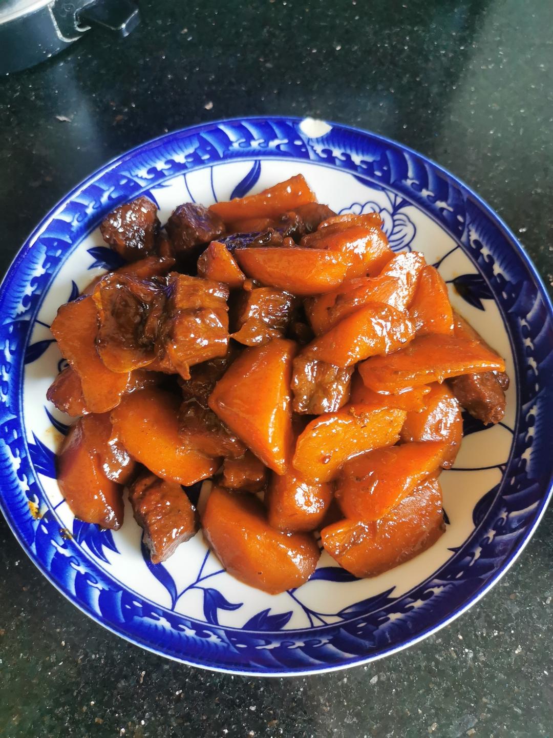 又软又入味的牛肉烧胡萝卜土豆