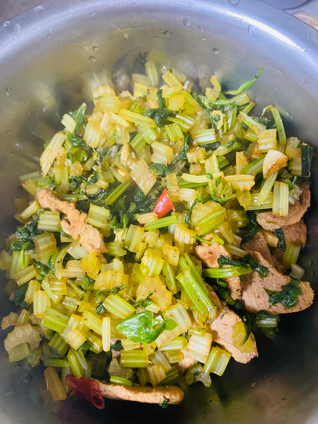 猪肉炒芹菜（小时候的家常菜）