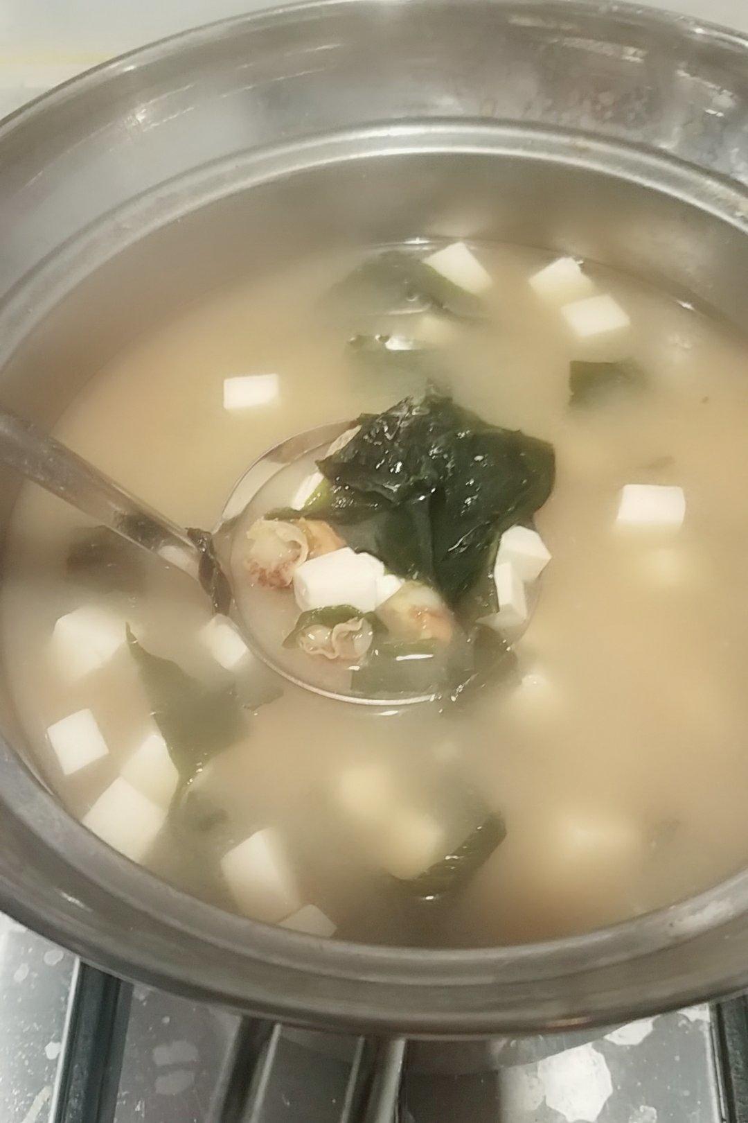 豆腐裙带菜味噌汤