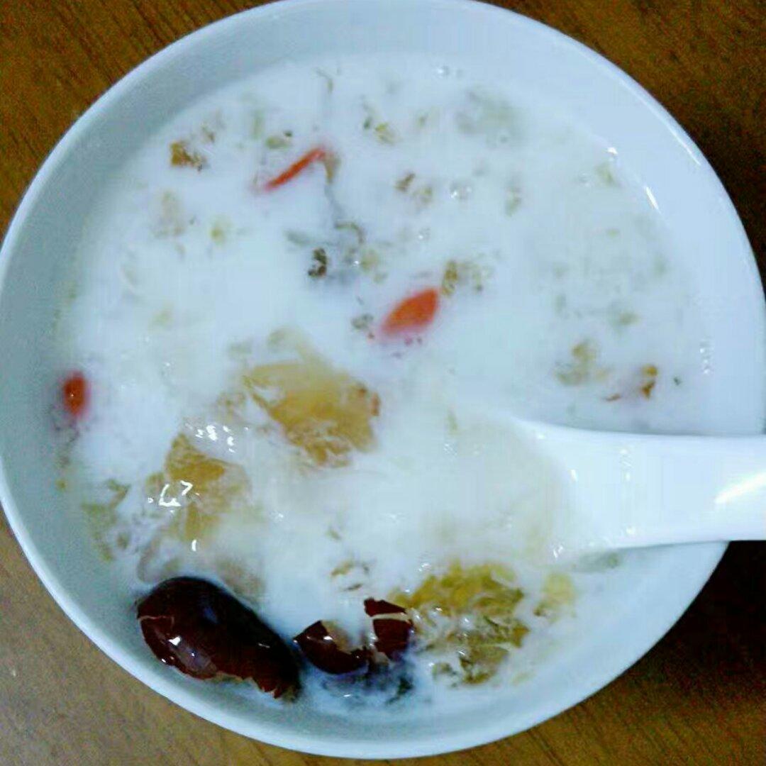 {何故居｝桃胶奶