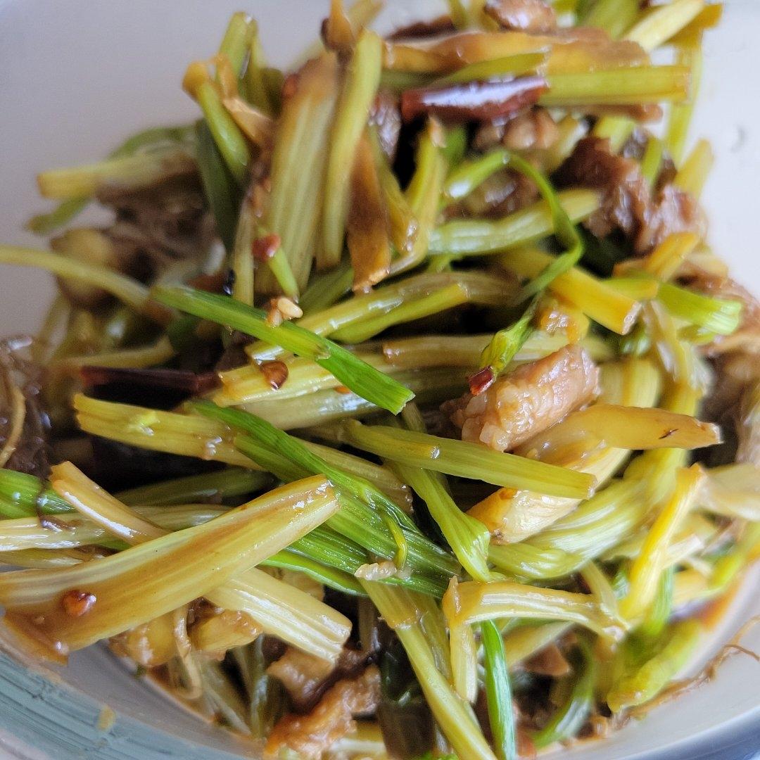 有点费米饭的芹菜炒肉