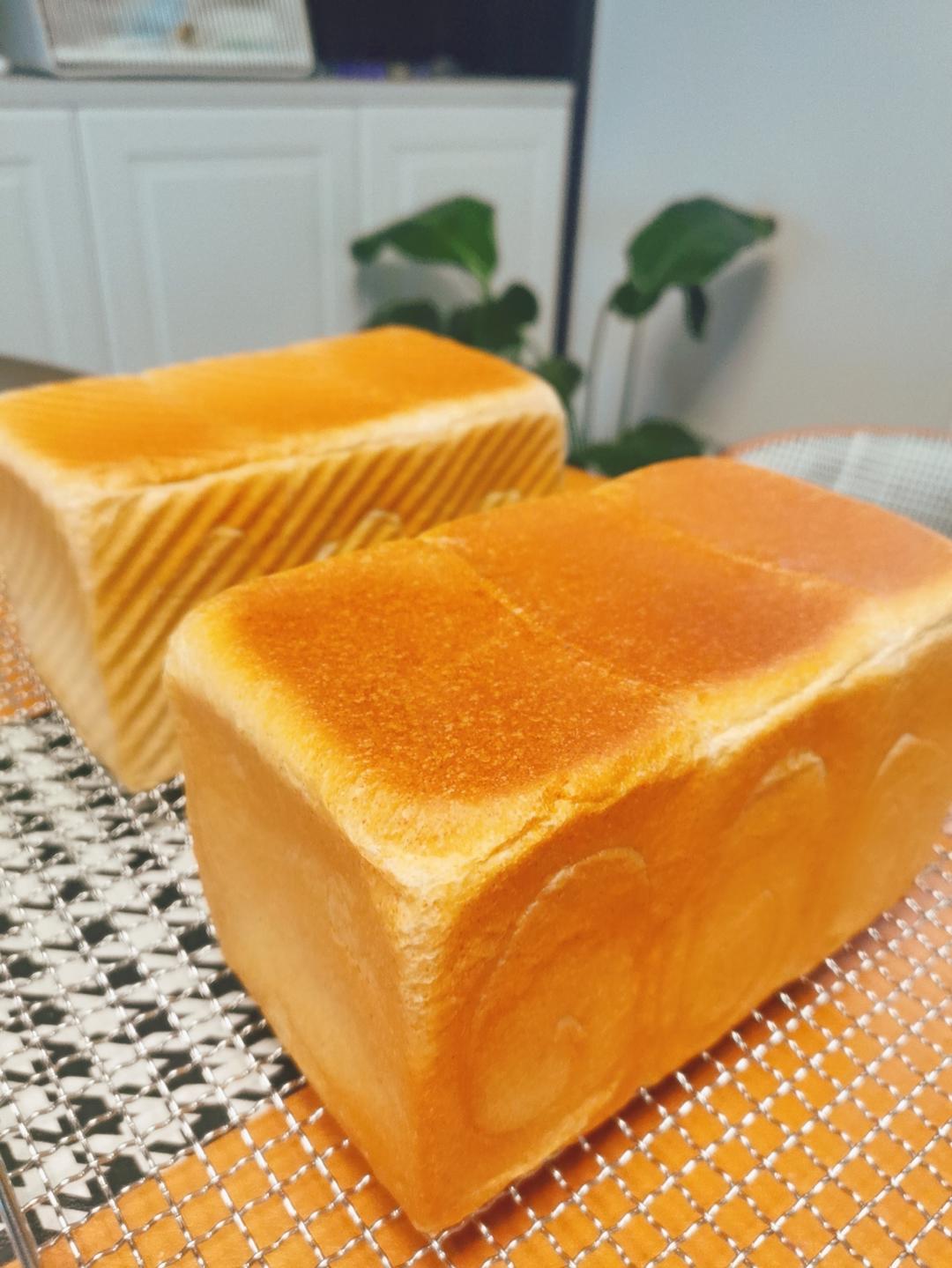 柔软的蜂蜜牛乳全麦吐司