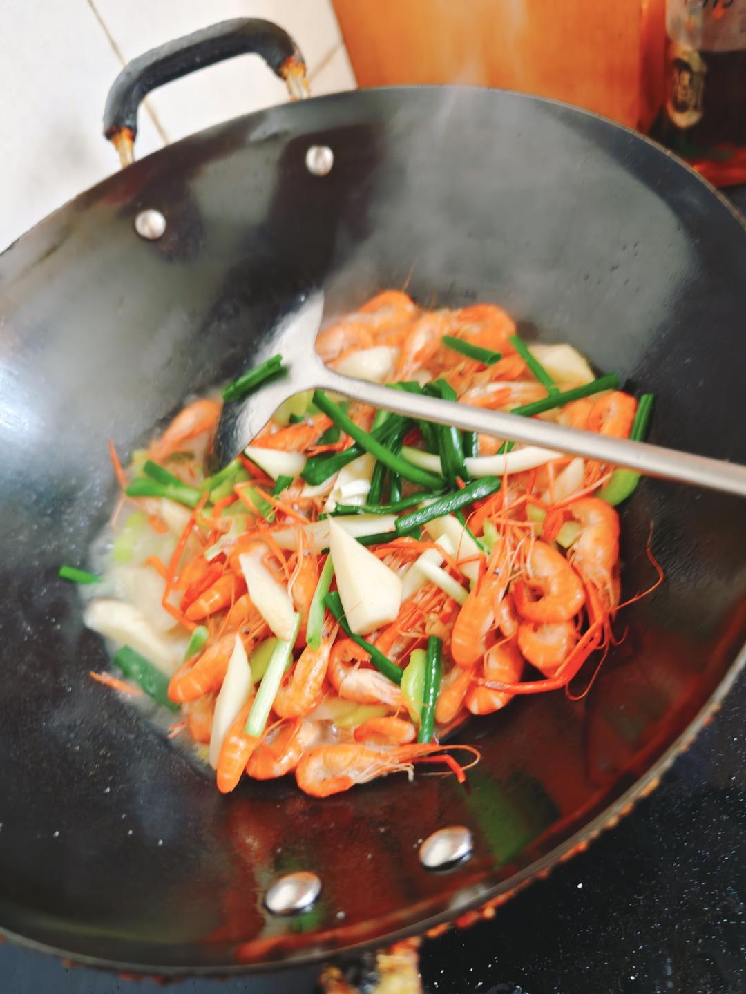 一半是春染就的绿，一半是夏点燃的橘，初夏时令菜
--茭白蚕豆煮河虾🦐