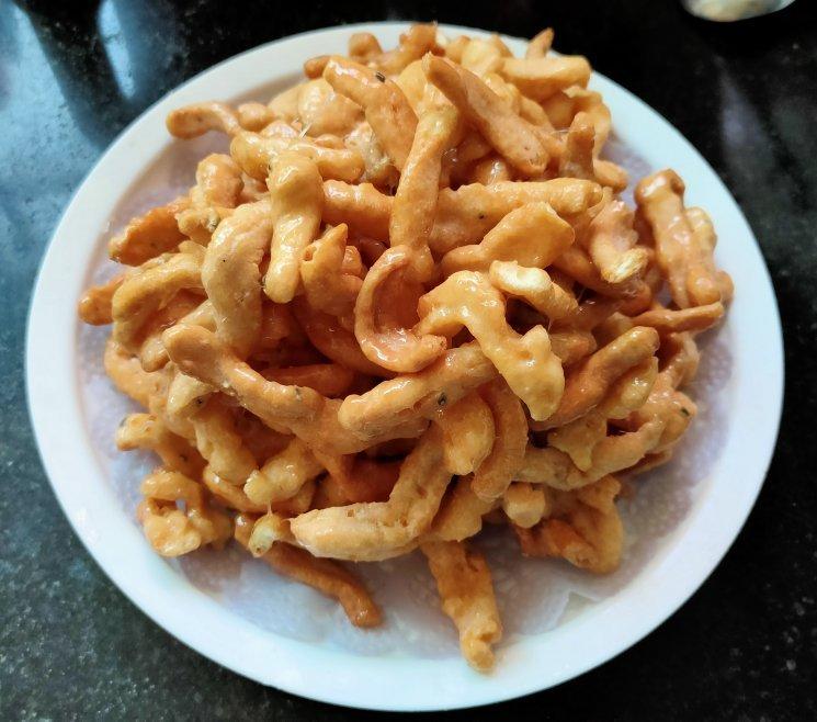 两个鸡蛋一碗面粉，不添加，制作简单的炸面条