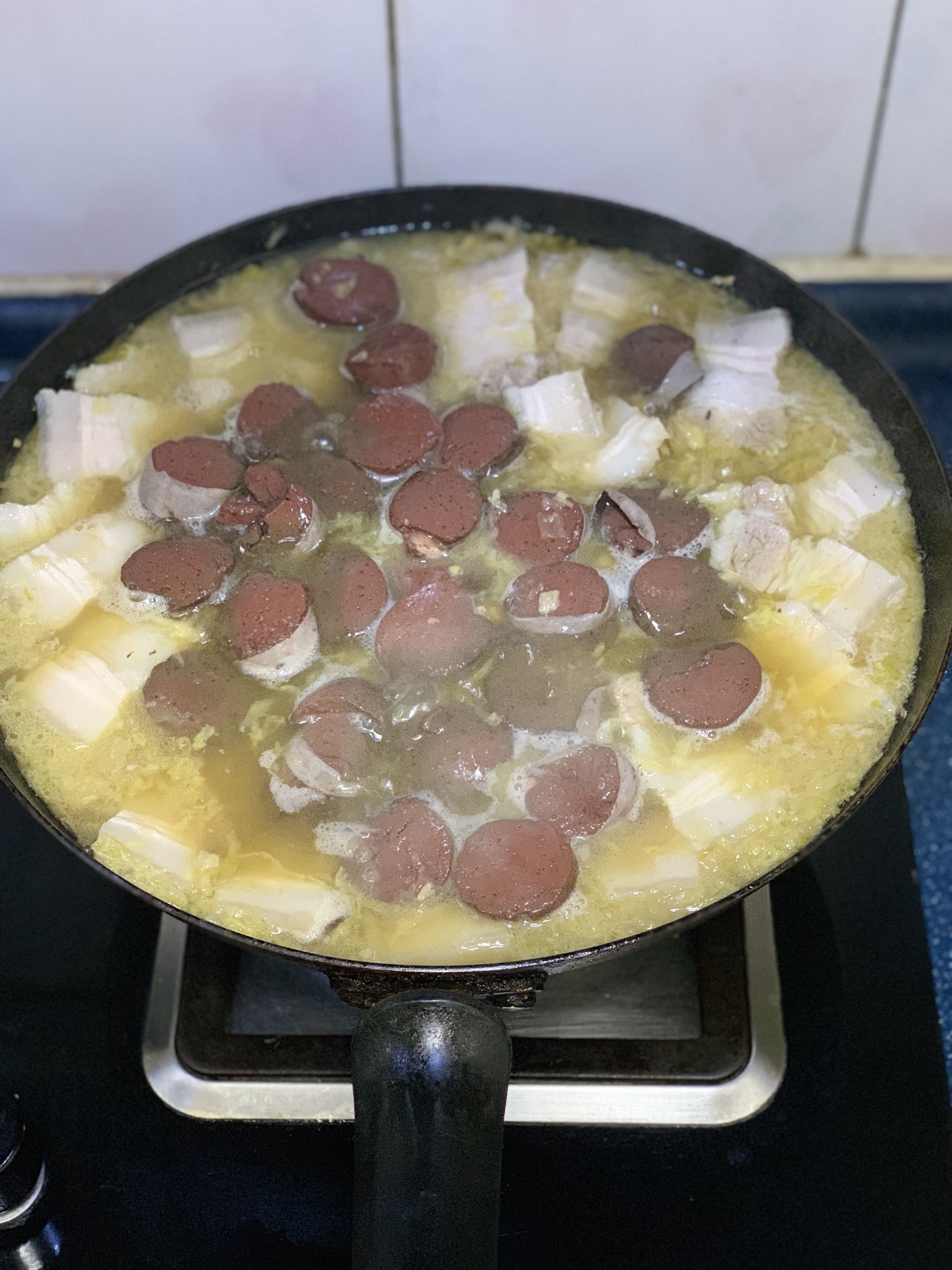 东北热菜 酸菜脊骨血肠汆白肉的做法