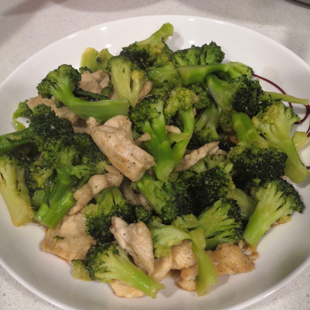 鸡胸肉炒西兰花