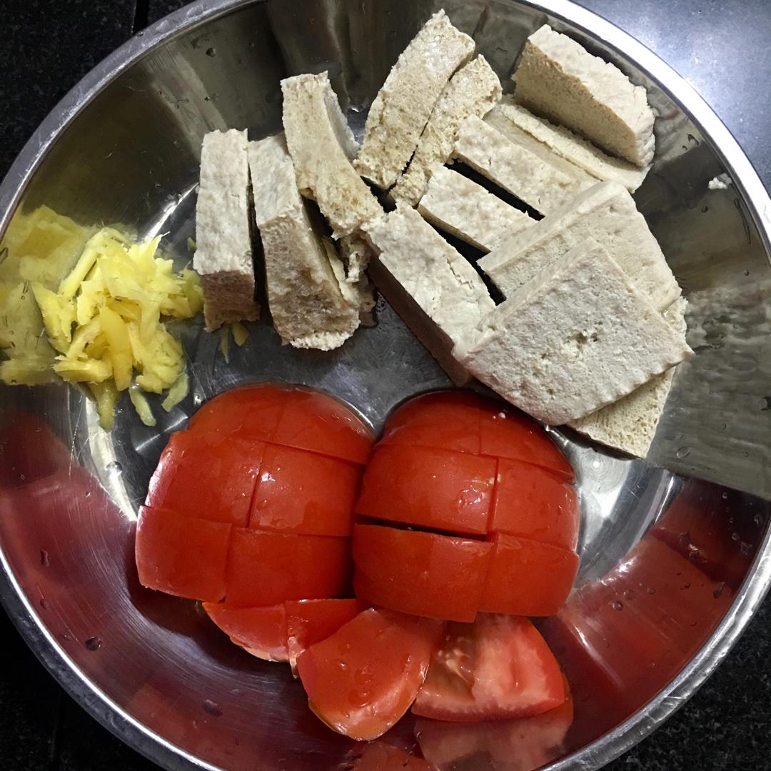 番茄冻豆腐汤的做法 步骤1
