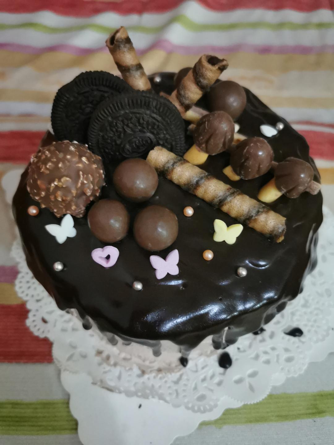 浓郁巧克力淋面奶油蛋糕