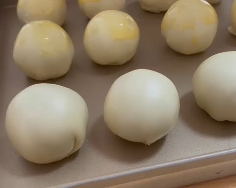 黄油版蛋黄酥，生包蛋黄的做法 步骤9