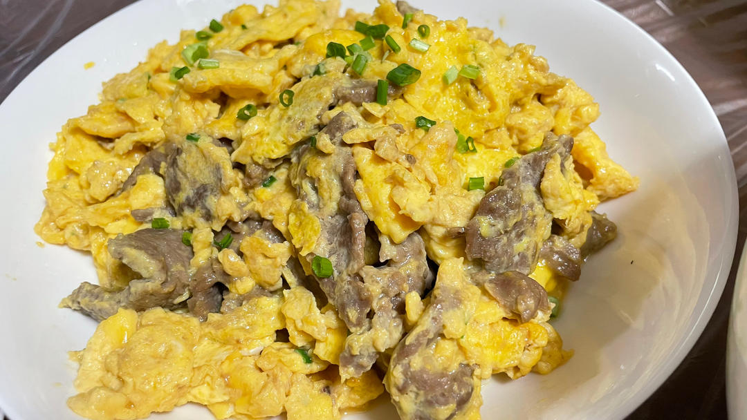 滑蛋牛肉，牛肉滑嫩，鸡蛋松软