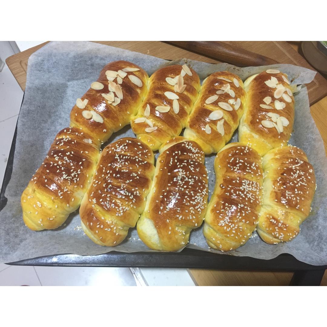 香肠肉松面包