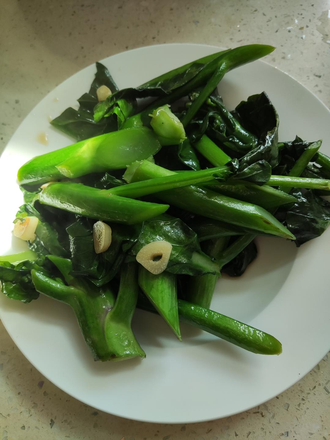 蒜炒芥兰炒出来又黑又软？口感清脆色泽鲜绿的清炒芥兰方法这里都有！