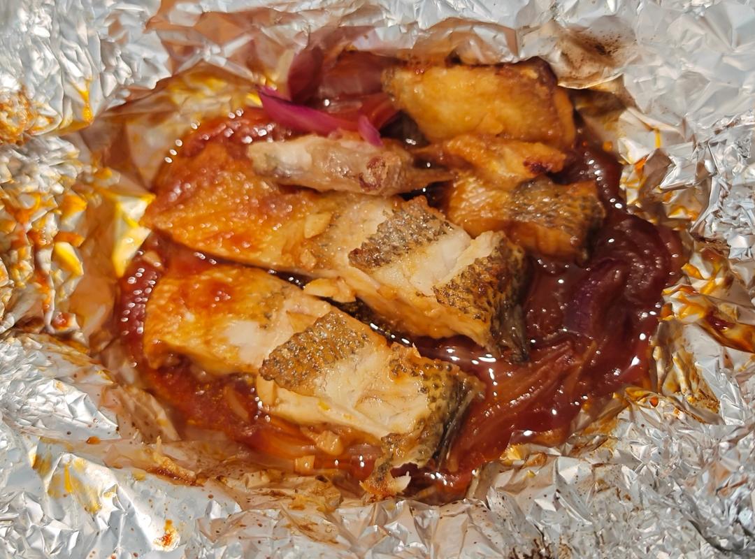 铁板锡纸鲈鱼（厨房小白也能轻松搞定）