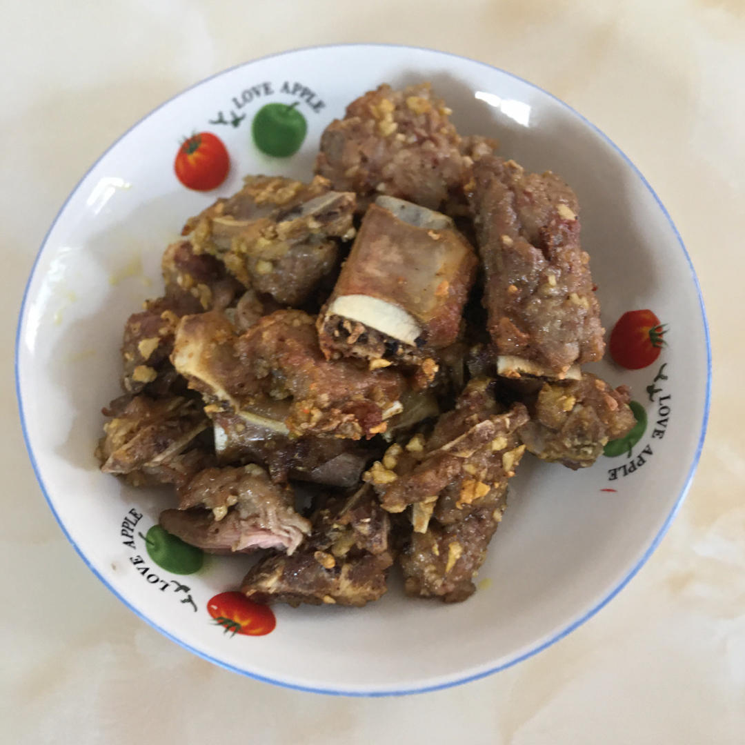 我家排骨从不红烧，加一些大蒜，出锅香喷喷，孩子吃完舔手指